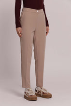 Carica l'immagine nel visualizzatore di Gallery, pantalone sigaretta con elastico dietro - mimì muà - beige chiaro
