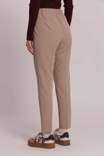 Carica l'immagine nel visualizzatore di Gallery, pantalone sigaretta con elastico dietro - mimì muà - beige chiaro
