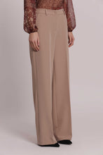 Carica l'immagine nel visualizzatore di Gallery, pantalone palazzo con elastico dietro - mimì muà - beige chiaro
