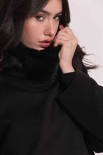 Carica l'immagine nel visualizzatore di Gallery, cappotto corto con collo effetto pelliccia - mimì muà -  nero
