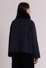 Carica l'immagine nel visualizzatore di Gallery, cappotto corto con collo effetto pelliccia - mimì muà -  blu
