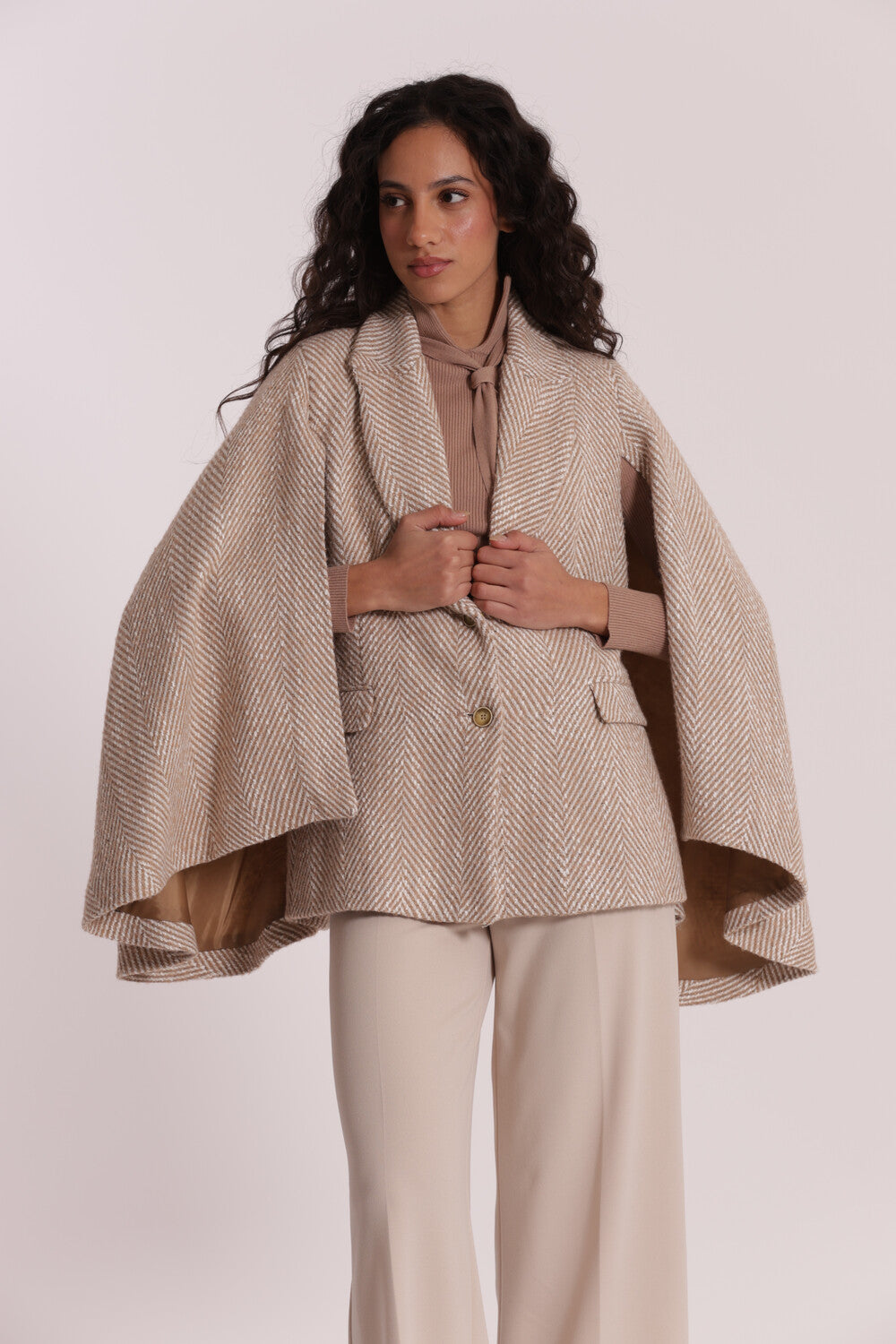 mantella con maniche spigato con fiore su collo  - mimì muà - panna beige