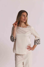 Carica l'immagine nel visualizzatore di Gallery, blusa con paillettes fantasia animalier - mimì muà - latte
