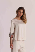 Carica l'immagine nel visualizzatore di Gallery, blusa con paillettes fantasia animalier - mimì muà - latte
