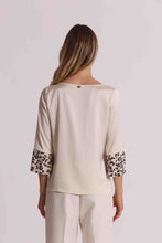 Carica l'immagine nel visualizzatore di Gallery, blusa con paillettes fantasia animalier - mimì muà - latte
