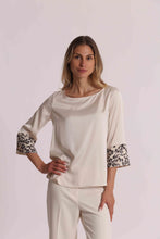 Carica l'immagine nel visualizzatore di Gallery, blusa con paillettes fantasia animalier - mimì muà - latte
