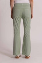 Carica l'immagine nel visualizzatore di Gallery, pantalone cropped flare in bengalina  - mimì muà - verde acqua
