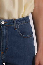 Carica l'immagine nel visualizzatore di Gallery, jeans cropped con risvoltino bianco  - mimì muà - blu medio
