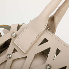 Carica l&#39;immagine nel visualizzatore di Gallery, borsa bauletto effetto rete con borchie - mimì muà - beige
