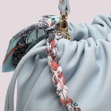 Carica l'immagine nel visualizzatore di Gallery, borsa a spalla con foulard - mimì muà - celeste
