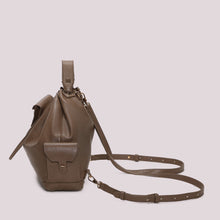 Carica l'immagine nel visualizzatore di Gallery, zaino con tasche  - mimì muà -  fango
