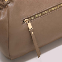 Carica l'immagine nel visualizzatore di Gallery, borsa a braccio con tasche  - mimì muà - fango

