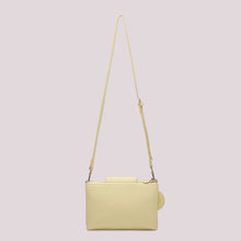 Carica l'immagine nel visualizzatore di Gallery, borsa a tracolla con charm a fiore - mimì muà - giallo
