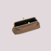 Carica l'immagine nel visualizzatore di Gallery, borsa clutch  - mimì muà  -  taupè

