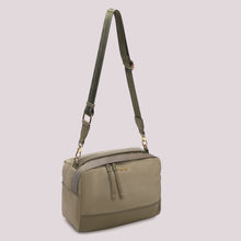 Carica l'immagine nel visualizzatore di Gallery, borsa a bauletto in nylon  - mimì muà - verde militare
