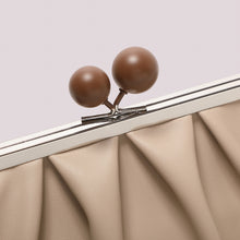 Carica l'immagine nel visualizzatore di Gallery, borsa clutch morbida con chiusura a sfere - mimì muà  -  beige
