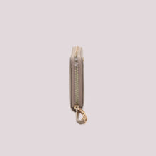 Carica l'immagine nel visualizzatore di Gallery, portafoglio grande basic con tira zip logato  - mimì muà  - fango
