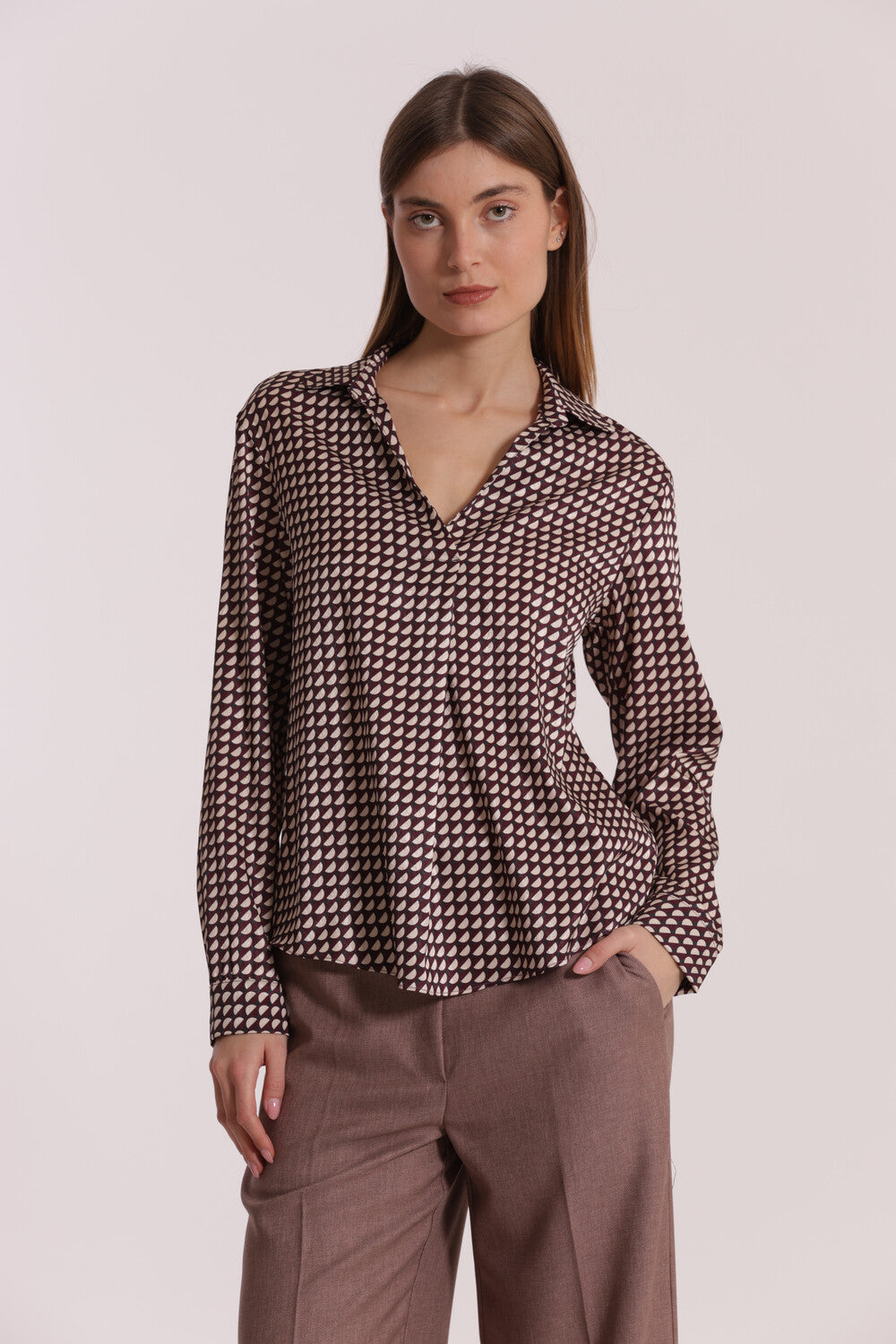 blusa scollo a v fantasia geo - mimì muà - mosto