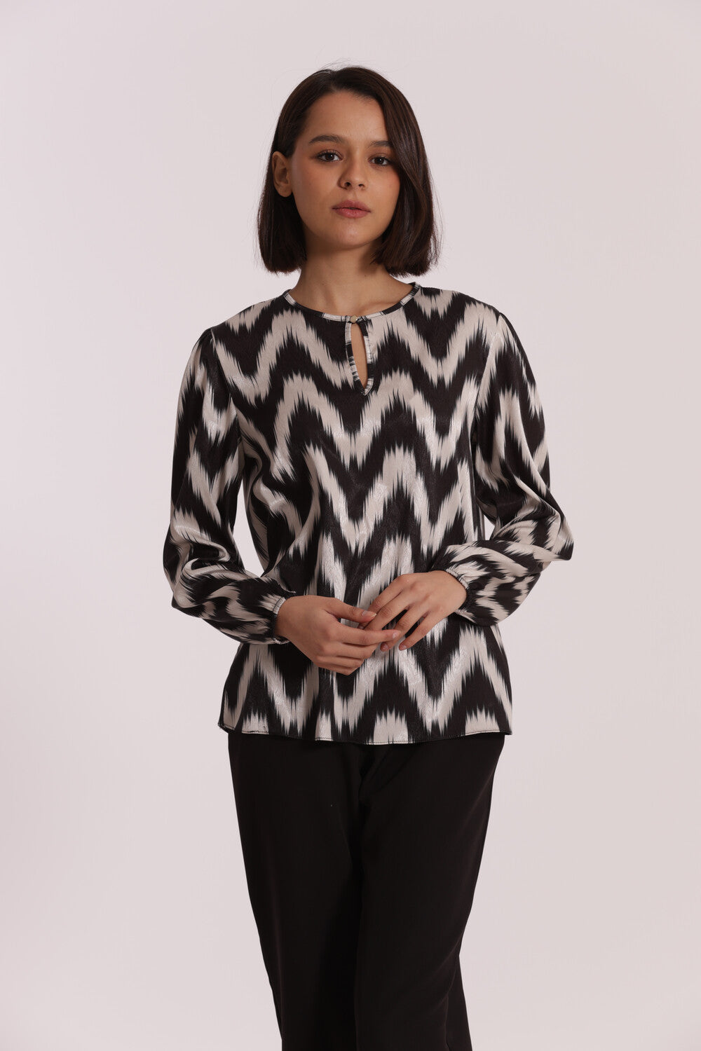 blusa con bottoncino fantasia chevron  - mimì muà - nero bianco