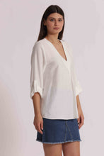 Carica l'immagine nel visualizzatore di Gallery, blusa con maniche 3/4  - mimì muà - bianco
