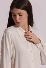 Carica l'immagine nel visualizzatore di Gallery, camicia uomo in mano seta - mimì muà - panna

