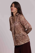 Carica l'immagine nel visualizzatore di Gallery, blusa scollo a v fantasia maculato - mimì muà - cammello prugna
