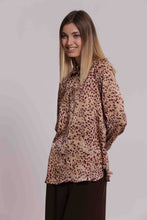 Carica l'immagine nel visualizzatore di Gallery, camicia uomo fantasia maculato - mimì muà - cammello prugna
