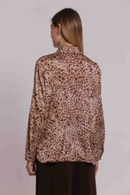 Carica l'immagine nel visualizzatore di Gallery, camicia uomo fantasia maculato - mimì muà - cammello prugna
