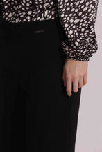 Carica l'immagine nel visualizzatore di Gallery, pantalone con risvoltino in scuba crepe - mimì muà - nero
