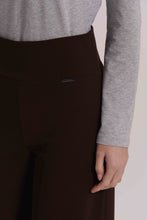 Carica l'immagine nel visualizzatore di Gallery, pantalone palazzo in scuba crepe - mimì muà - moro

