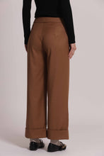 Carica l'immagine nel visualizzatore di Gallery, pantalone in vanz con risvoltino sul fondo - mimì muà -  cammello
