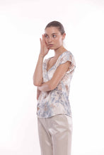 Carica l&#39;immagine nel visualizzatore di Gallery, blusa scollo a V fantasia foliage - mimì muà - azzurro
