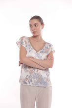 Carica l&#39;immagine nel visualizzatore di Gallery, blusa scollo a V fantasia foliage - mimì muà - azzurro
