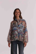 Carica l'immagine nel visualizzatore di Gallery, blusa fantasia floreale dettaglio fiocco - mimì muà - azzurro
