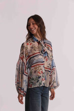 Carica l'immagine nel visualizzatore di Gallery, blusa fantasia floreale dettaglio fiocco - mimì muà - azzurro
