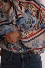 Carica l'immagine nel visualizzatore di Gallery, blusa fantasia floreale dettaglio fiocco - mimì muà - azzurro
