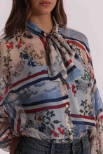 Carica l'immagine nel visualizzatore di Gallery, blusa fantasia floreale dettaglio fiocco - mimì muà - azzurro
