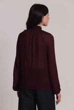 Carica l'immagine nel visualizzatore di Gallery, blusa con fiocco al collo in garza di viscosa - mimì muà - prugna
