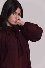 Carica l'immagine nel visualizzatore di Gallery, blusa con fiocco al collo in garza di viscosa - mimì muà - prugna
