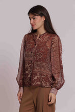 Carica l'immagine nel visualizzatore di Gallery, camicia senza colletto stampa pathwork floreale - mimì muà - prugna cammello
