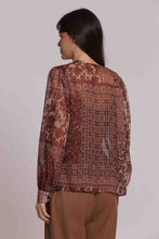 Carica l'immagine nel visualizzatore di Gallery, camicia senza colletto stampa pathwork floreale - mimì muà - prugna cammello
