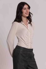 Carica l'immagine nel visualizzatore di Gallery, camicia con drappeggio frontale - mimì muà - burro
