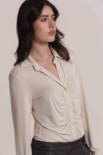 Carica l'immagine nel visualizzatore di Gallery, camicia con drappeggio frontale - mimì muà - burro
