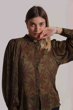Carica l'immagine nel visualizzatore di Gallery, camicia uomo fantasia in garza di viscosa - mimì muà - verde
