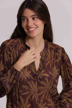 Carica l'immagine nel visualizzatore di Gallery, blusa scollo a v fantasia in garza di viscosa - mimì muà - prugna
