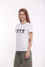 Carica l&#39;immagine nel visualizzatore di Gallery, t-shirt  &quot; BE DIFFERENT  - mimì muà - bianco
