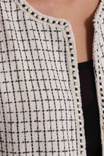 Carica l'immagine nel visualizzatore di Gallery, giacca in tweed con dettaglio catena  - mimì  muà - bianco
