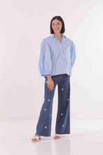 Carica l&#39;immagine nel visualizzatore di Gallery, jeans marine con fiori ricamati - mimì muà - blu medio
