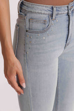 Carica l'immagine nel visualizzatore di Gallery, jeans a zampa con dettaglio gioiello  - mimì muà - blu chiaro
