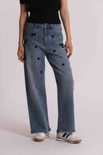 Carica l'immagine nel visualizzatore di Gallery, jeans palazzo con applicazioni floreali  - mimì muà - blu medio
